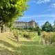 Vue du château dans le parc